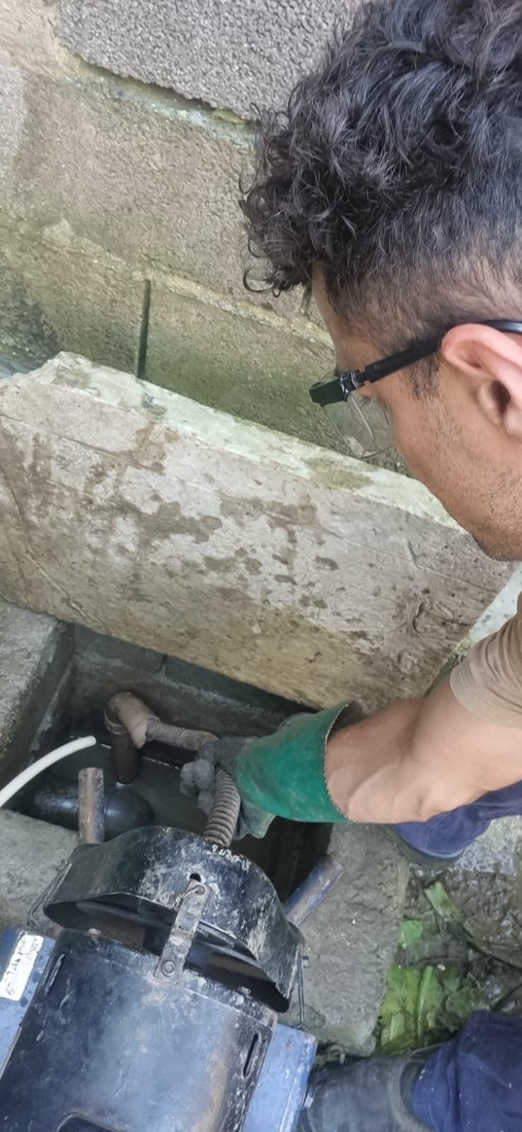 Técnico da Higipretes trabalhando em caixa de inspeção externa