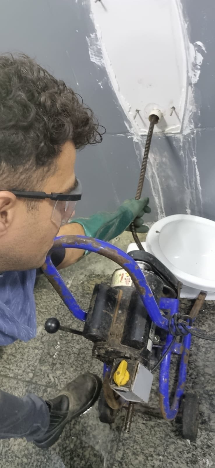 Desentupimento de tubulação de banheiro com máquina profissional