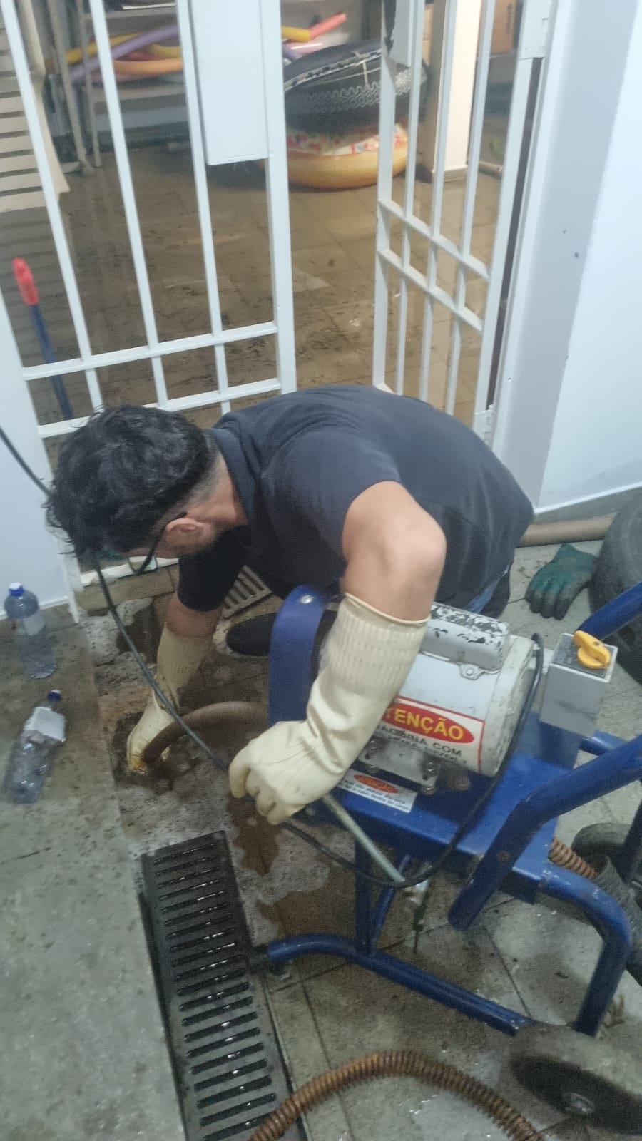 Técnico da Higipretes operando máquina rotativa profissional em atendimento